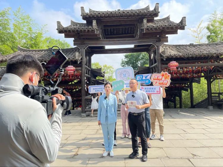 送花【服务企业促发展  扩大就业惠民生】 “直播带岗”走进周至水街-让就业服务“触屏可及”