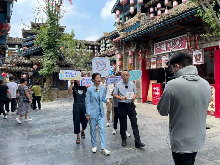 送花【服务企业促发展  扩大就业惠民生】 “直播带岗”走进周至水街-让就业服务“触屏可及”